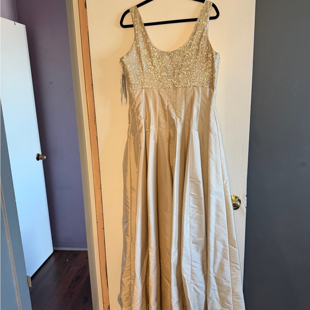Elegant Sleeveless Gown by Calvin Klein! - Picture 4 of 6